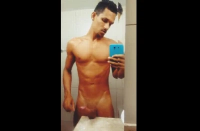 Macho magro mas saradinho goza gostoso no banheiro da mãe