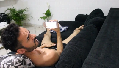 Ralf toca punheta no sofá assistindo pornozão no celular