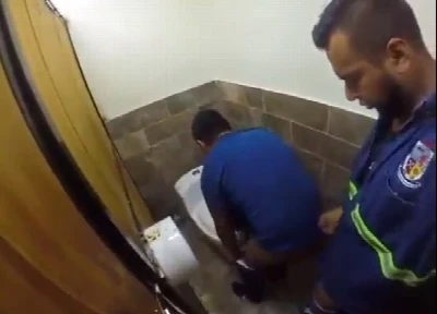 Safados cheios de tesão fodem sem camisinha no banheirão