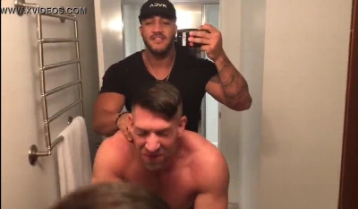 Moleque marrento mete e goza rapidinho em colega de quarto