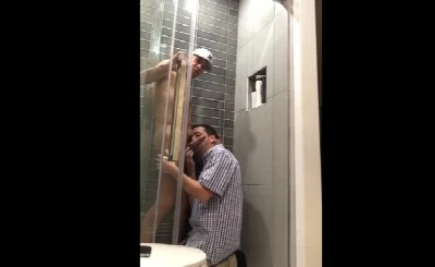 Macho casado coloca amigo pra chupar tudo e goza na boca dele