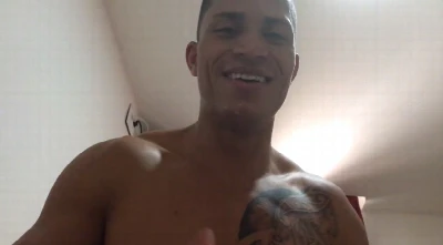 Brasileiro macho toma leite do amigo na cara e goza no pau dele