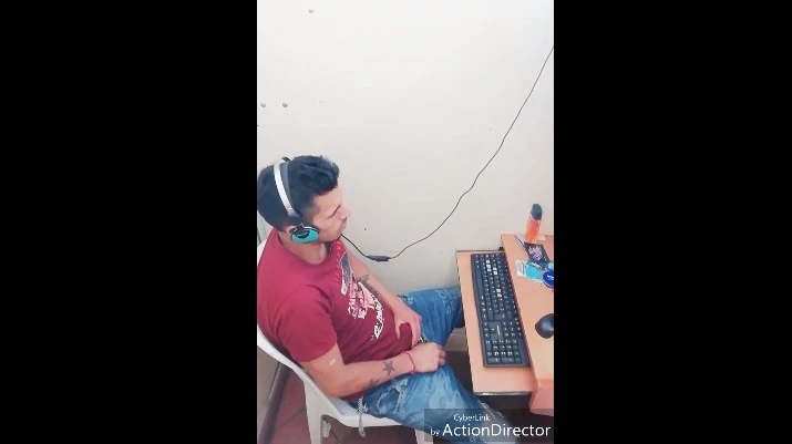 Camera escondida flagra três homens tocando punheta na lan house