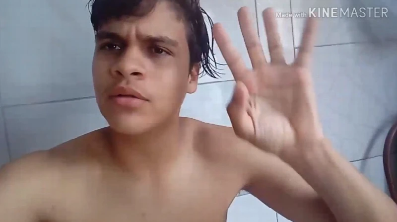Brasileiro bate meta no youtube e posta vídeo de cueca branca