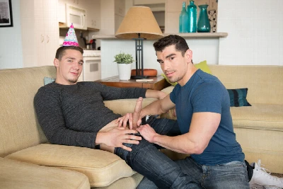 Jeremy Spreadums dá uma festa de arromba para o amigo gay