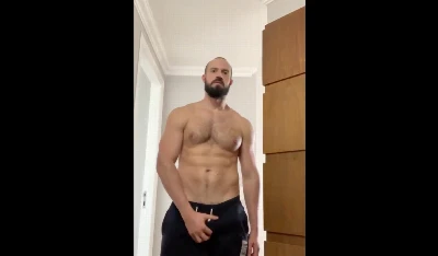 Estrela pornô gay, Andy Onassis, mostra dote e impressiona na cam