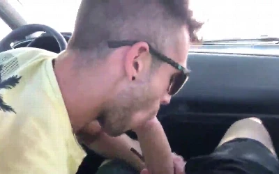 Marmanjo gay mama uma rola grande e gostosa num carro