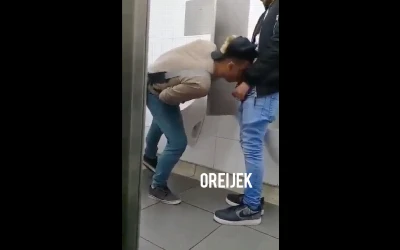 Banheirão gay: cafuçu leva leitinho na cara do barbudo pirocudo