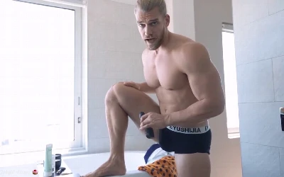 Loiro gostosão impressiona ao aparecer se depilando na cam