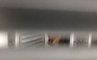 Negão gordinho é flagrado tocando aquela bronha no banheiro