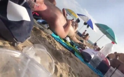 Praia de nudismo: safado é flagrado tendo uma ereção