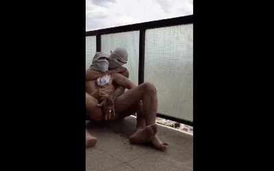 Casal gay ousado brinca um pouco na sacada do hotel