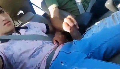 Motorista do uber bate pro passageiro pelo buraco da calça até ele gozar