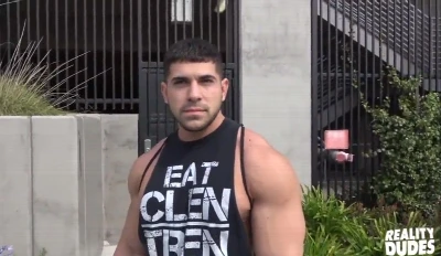 Bodybuilder aceita grana para levar piroca no cu saradão