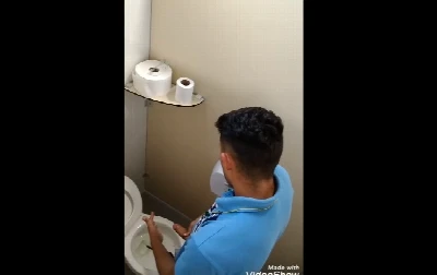 Bapho!! Moleque safado foi flagrado gozando no banheiro público