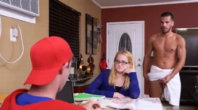 Foi assediado pelo marido da amiga e acabou e deu o cu pra ele