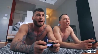 Safados se distraem no video game e nem percebem a pica entrando!!