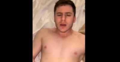Branquinho vira puta, deixa macho dotado gozar dentro e toma porra