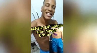 Youtuber grava vídeo de calçao sem cueca tomando banho