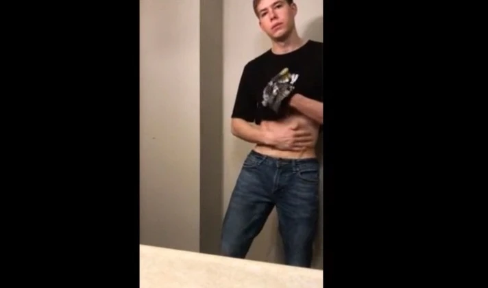Boy delicia gosta de levar no cuzinho e brinca muito no banheiro
