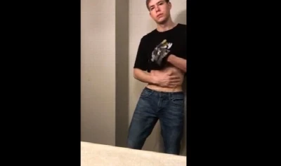 Boy delicia gosta de levar no cuzinho e brinca muito no banheiro