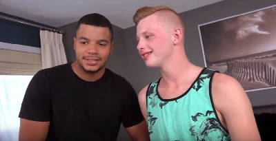 Caras sem experiência provam sexo gay juntos pela primeira vez