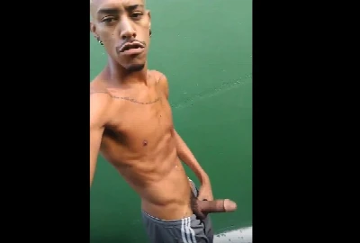 Brasileiro dotado mostra pica no quintal de casa sem cueca