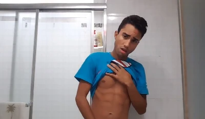 Novinho dotado choca internet com mega punheta no banheiro