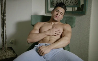 Armond Rizzo está nu, completamento pelado e doido pra gozar