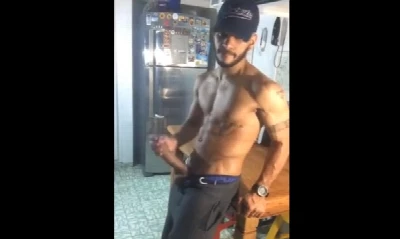 Boy da rola imensa provoca e bate muita punheta pra vocês