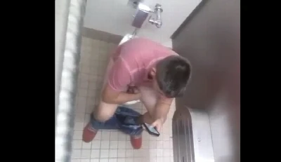Boy foi no banheirão, não resistiu, caiu na punheta e gozou
