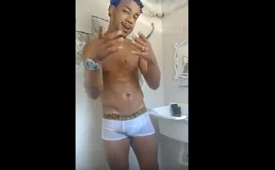 Brasileiro hétero faz live com pica marcando na cueca branca
