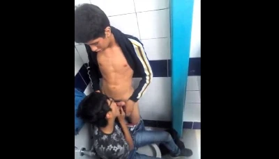 Flagra de moleque gozando na boca do amigo no banheirão
