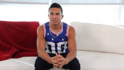 Garoto hétero completa 18 anos e faz teste para ator pornô gay