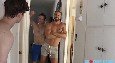Novinho pediu toalha aos tios e recebeu pica no lugar