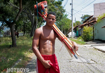 O vassoureiro acaba comendo rabão de cliente putinha brasileiro
