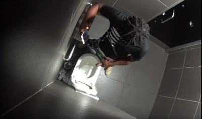 Camera escondida flagra negão batendo punheta no banheiro