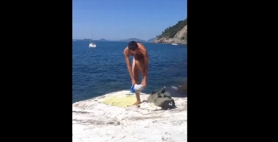 Macho troca de roupa na praia e acha que está passando despercebido