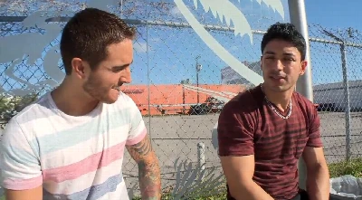 Hétero topa comer outro homem por dinheiro em loja no meio da rua