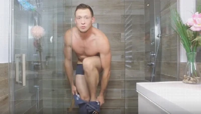 Incradetitável!! Macho enfia próprias bolas dentro do cu enquanto punheta