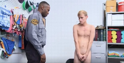 Policial faz suspeiro ficar pelado e enfia a pica preta no cu dele