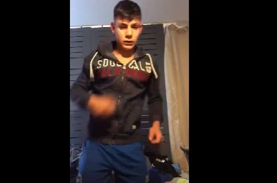 Novinho que adora exibir musculos toca punheta frenética