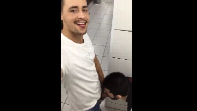 Macho coloca outro puto pra chupar no banheirão publico