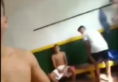 Amigos no vestiário masculino zoam e mostram a porra toda