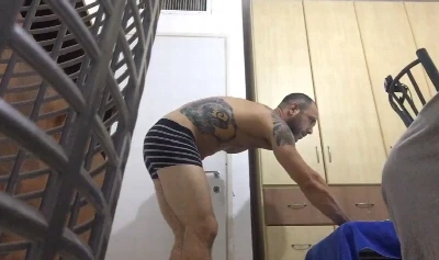 Câmera escondida flagra macho batendo uma e gozando gostoso
