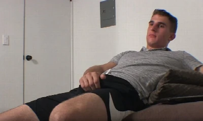 Hétero é chupado por gay e acaba gozando depois de meter