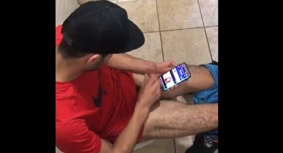 Flagra de macho raiz batendo punheta no banheiro público
