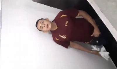 Carinha foi flagrado tocando uma e encarou a câmera no banheirão