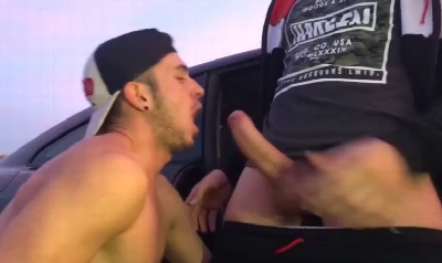 Macho chupa até levar pica no estacionamento, delicia!
