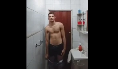 Novinho hétero lerdo tentando sensualizar no banheiro